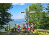 Bergkreuz mit Radfahrern in Oberösterreich, Sommer, sonnig