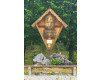 Bildstock mit Marienstatue und Kreuz vor Bäumen in Oberösterreich