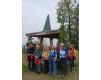 Wandergruppe vor einem Aussichtspavillon im Wienerwald, Österreich